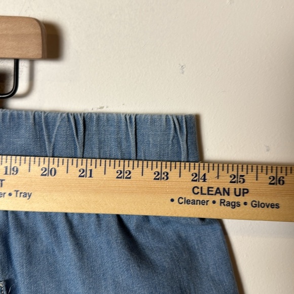 Torrid Women’s Plus Shorts 3.5 Inch Pull-On Lightweight Denim High-Rise Short 4 - Picture 6 of 10